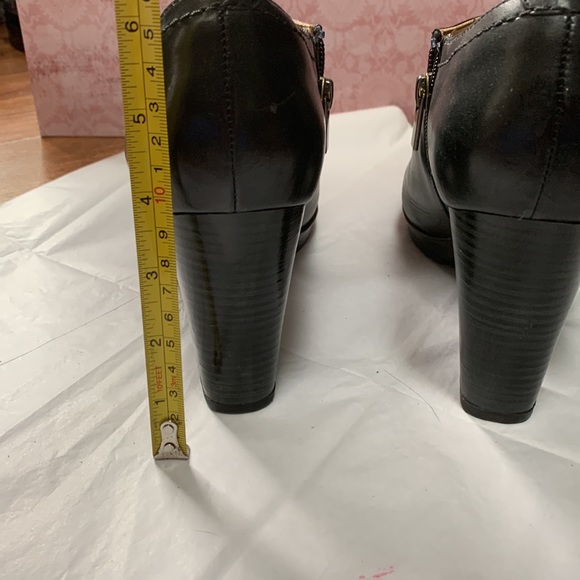 Clarks black leather bootie, staked wood 4” heel sz 9, rubber soles - Picture 4 of 7